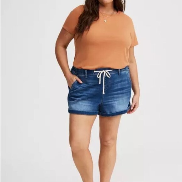 Torrid Womens Weekend Mid Rise 3.5" Super Soft Denim Shorts Size 1 - Picture 1 of 6